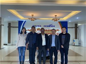 Празднуя партнерство, наш клиент исследует наш современный аккумуляторный завод