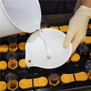 Как залить воду в аккумулятор вилочного погрузчика