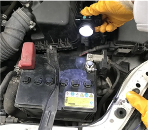 На что следует обращать внимание при добавлении электролита или питьевой воды в свинцово-кислотные аккумуляторные батареи