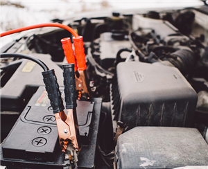 Метод различения положительных и отрицательных полюсов аккумуляторной батареи